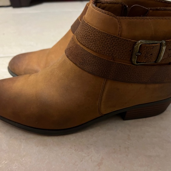 Clarks Collection Womens 7.5 Distressed Leather Ankle Bootie Boot Tan Brown - Picture 3 of 6